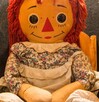 La muñeca Annabelle, un ícono del terror paranormal, vuelve a ser tema de conversación en el ámbito internacional por el reciente deceso de su cuidador.