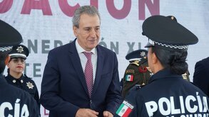 pepe chedraui con policías municipales de puebla