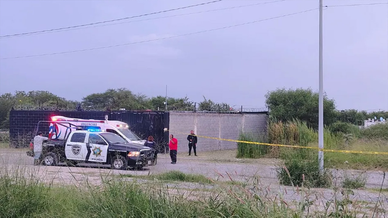 Autoridades localizaron el cuerpo de una persona en estado de descomposición en el municipio de Apodaca, Nuevo León.