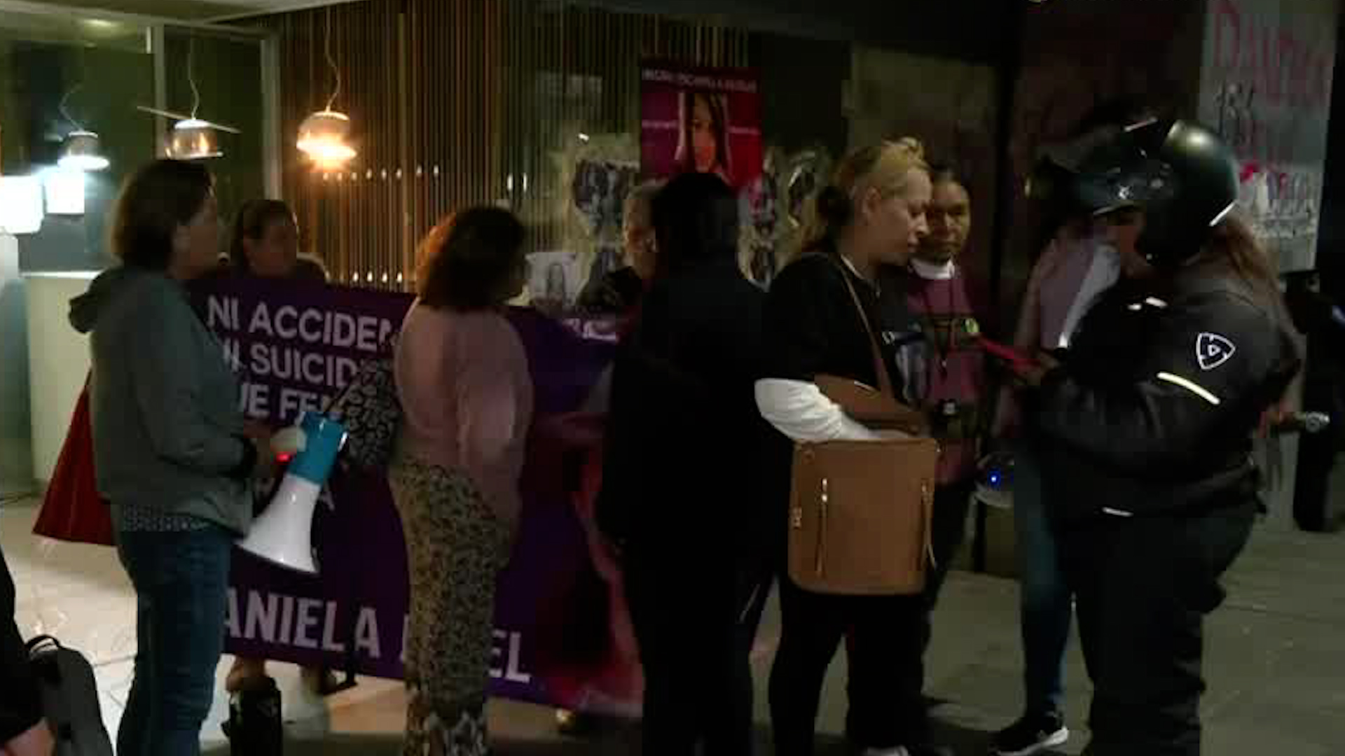 Aproximadamente 15 mujeres se mantienen en la entrada del inmueble pidiendo que las autoridades atiendan todas sus exigencias y denuncias.