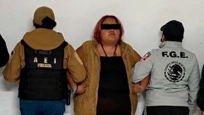 policías detienen a una mujer