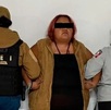 policías detienen a una mujer