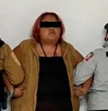 policías detienen a una mujer policías detienen a una mujer