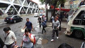 Estudio revela que salsas de puestos callejeros del Metro CdMx contienen bacterias fecales
