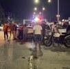 personas en una calle tras un accidente vial personas en una calle tras un accidente vial