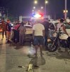 personas en una calle tras un accidente vial