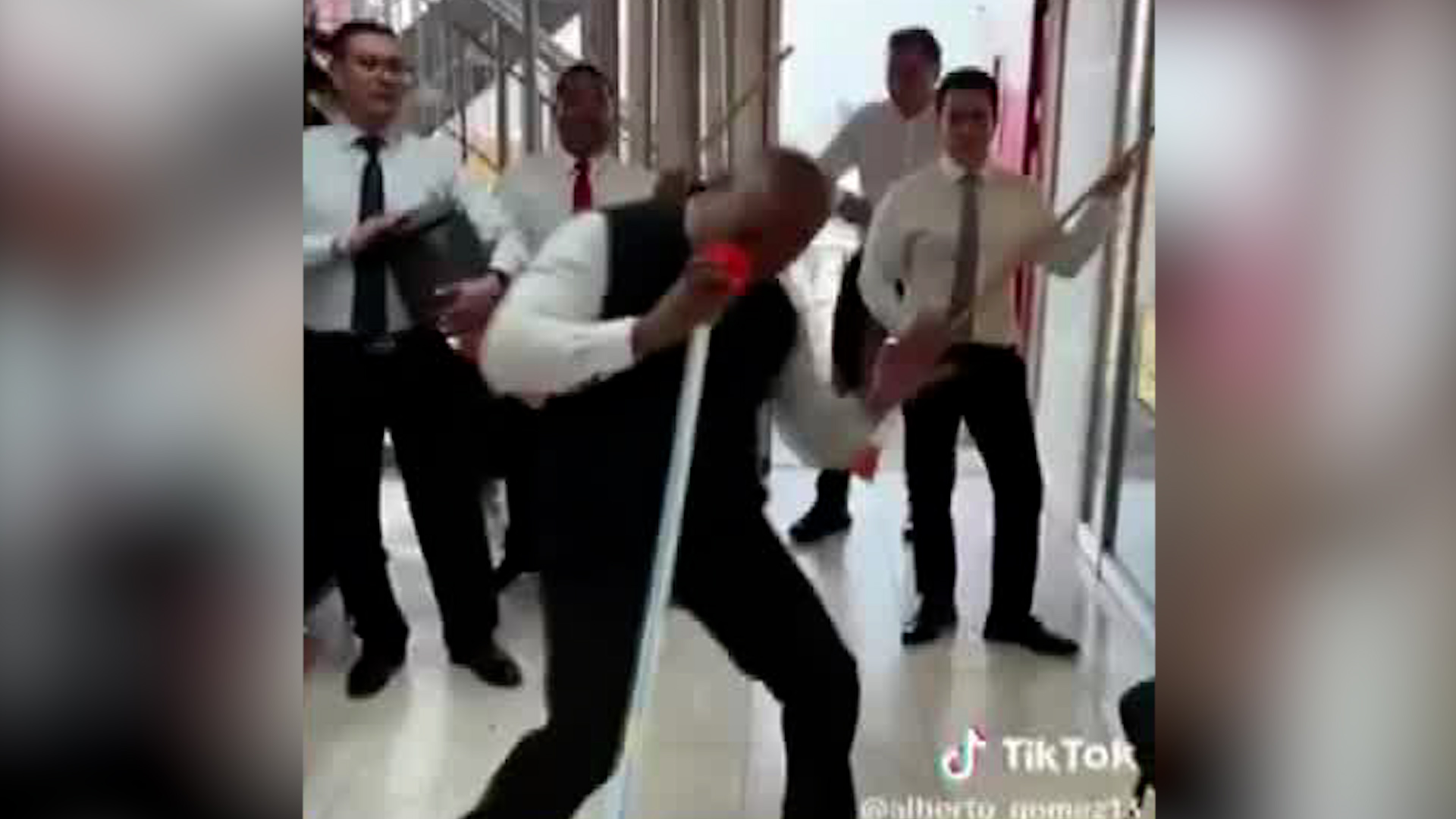 Los trabajadores grabaron un video con temática humorística, el cual generó al molestia entre los usuarios de redes sociales.