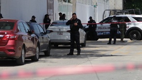 La víctima bajó de su vehículo marca Virtus para dirigirse al plantel, donde al menos un hombre la atacó con un arma de fuego y luego huyó en una motocicleta.