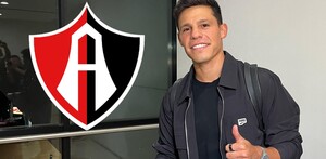 Alfonso González llegó al aeropuerto de Guadalajara para presentar sus exámenes médicos y luego firmar su regreso al Atlas.