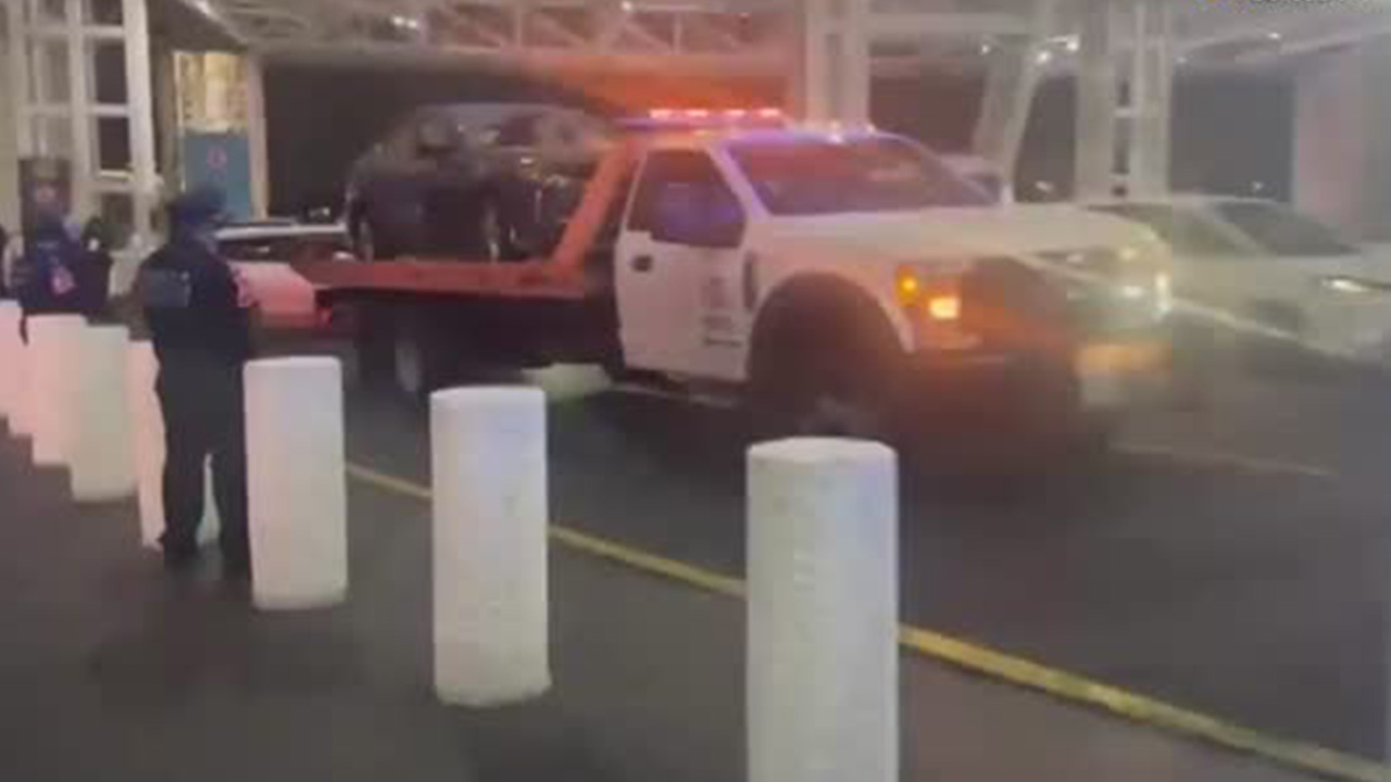 Autoridades efectuaron un cateo en el estacionamiento de la Terminal 2 del AICM, en donde se recuperaron dos vehículos robados.