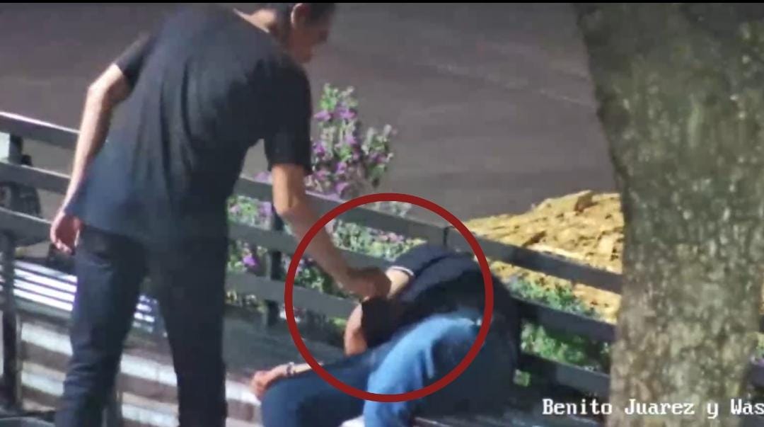 Un adulto mayor fue detenido luego de haber robado un celular a un hombre que dormía en una banca pública del Centro de Monterrey.