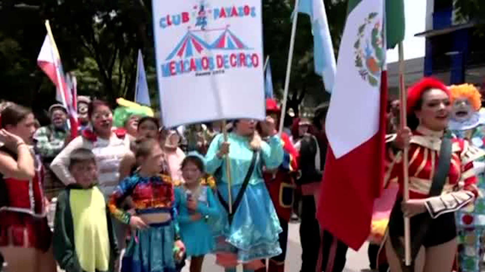 Durante la peregrinación, los participantes realizan diferentes actos para entretener al público.