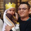 un hombre carga a su hija pequeña en una iglesia un hombre carga a su hija pequeña en una iglesia