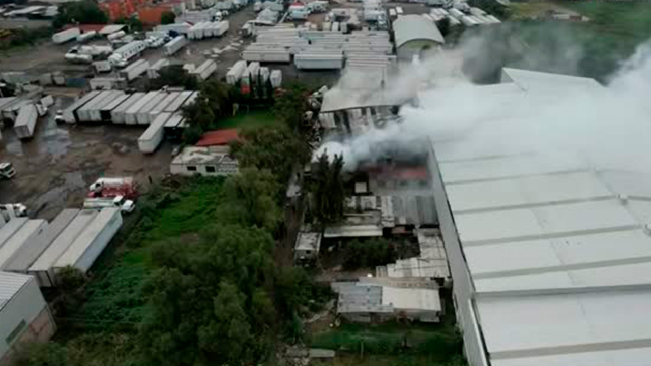 De acuerdo con el director de Protección Civil Tultitlán, Cuitláhuac Castrejón, el siniestro dejó saldo blanco, salvo por un bombero que sufrió deshidratación.