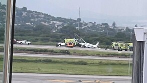 La avioneta se encontraba realizando maniobras en la pista de la terminal aérea cuando ocurrió el accidente.