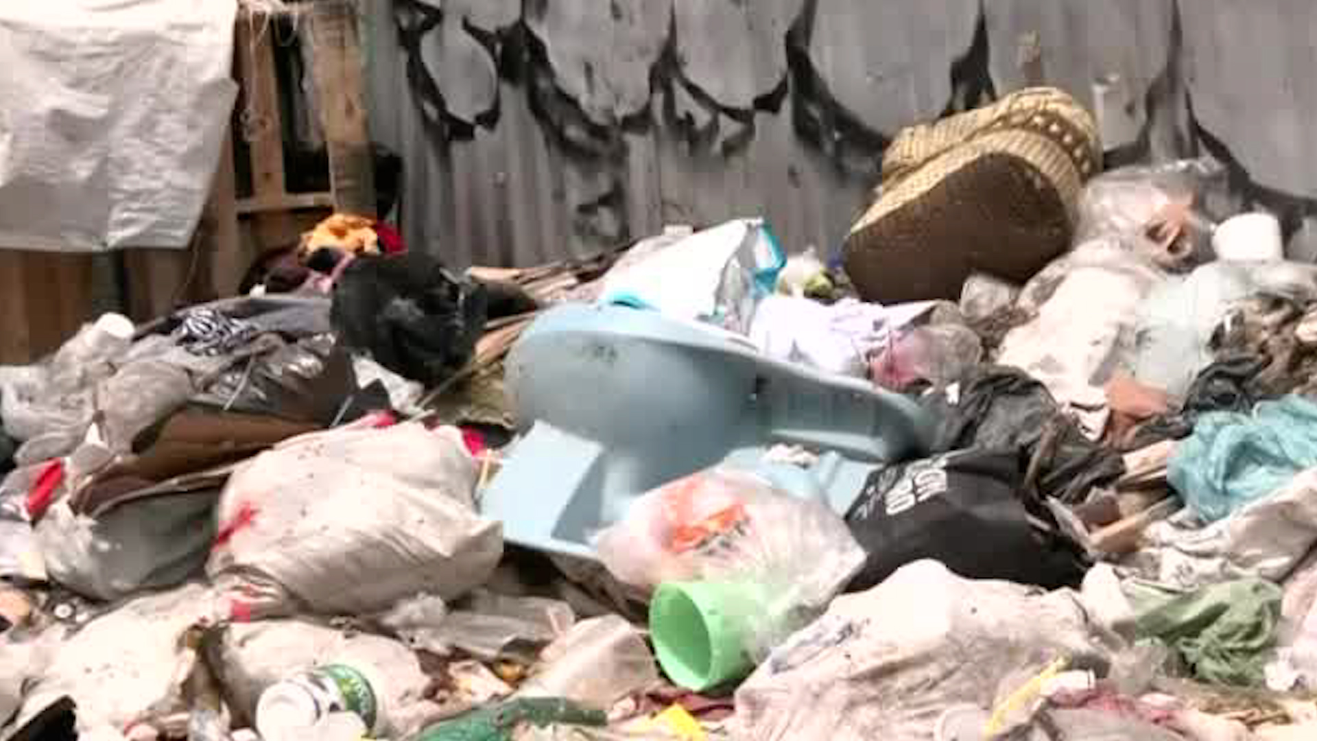 Durante la temporada de lluvias, la basura provoca el taponamiento de coladeras, lo que desencadena inundaciones.