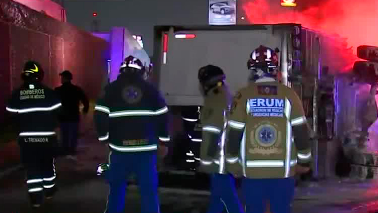 Sobre los carriles centrales de Circuito Interior, frente a la estación del Metro Consulado, un camión de carga que circulaba vacío volcó y se incendió.