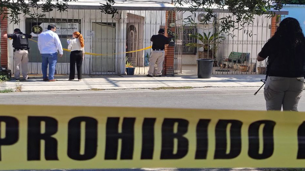 Personal de la Fiscalía de Justicia de Nuevo León realizó un cateo en un establecimiento de agencia de viajes, lo que derivó en la detención de una mujer.
