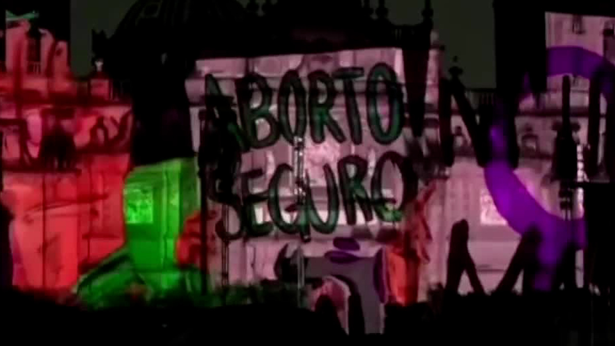 Como parte de las celebraciones de los 700 años de la fundación de Tenochtitlan, se proyectaron imágenes sobre la fachada de la Catedral Metropolitana.