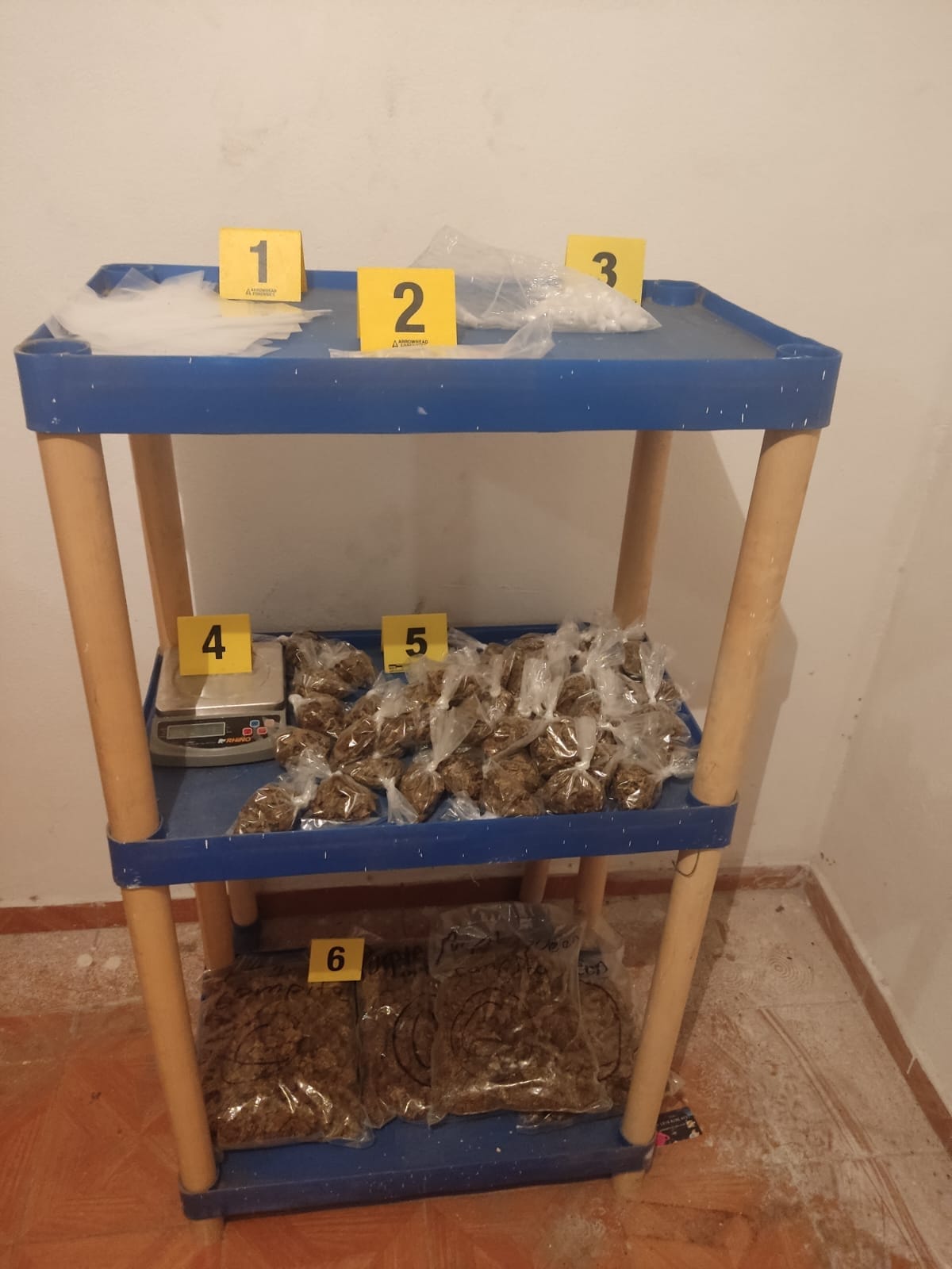 Autoridades estatales realizaron un operativo de cateo en el que detuvieron a un hombre y aseguraron armas y drogas al norponiente de Monterrey.