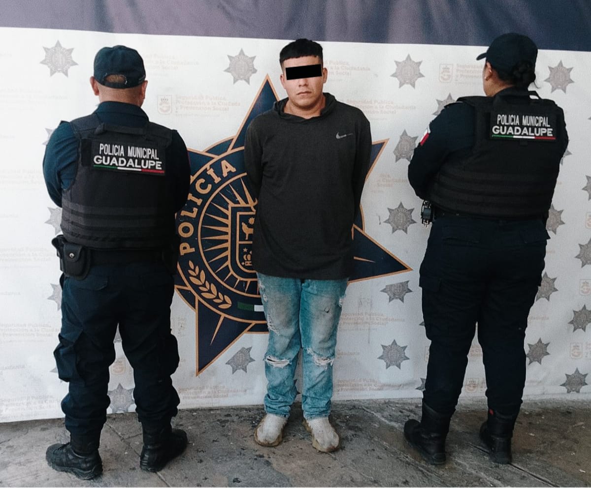 Un motociclista fue detenido por la Policía de Guadalupe, Nuevo León por el presunto robo con violencia en negocios de Apodaca.