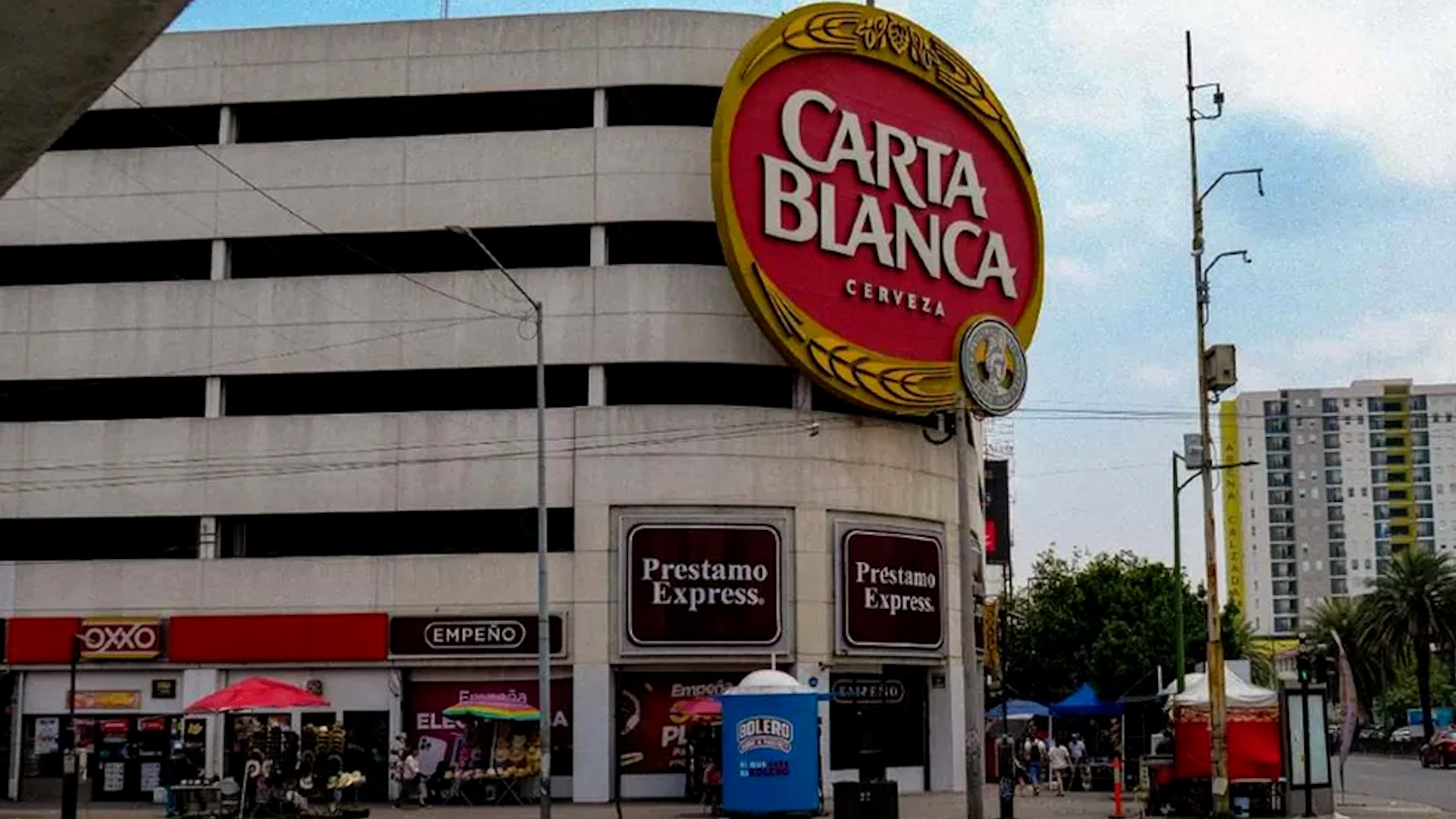 El icónico logo de Carta Blanca ha sido un punto de referencia por décadas para los habitantes de la ciudad de Monterrey y el Área Metropolitana en el Centro.