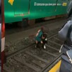 Así fue el momento exacto en que Estefany, usuaria del Tren Ligero en Guadalajara, salva a perrito de las vías