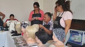 Crean taller en Ramos Arizpe para la creación de pelucas oncológicas para brindar apoyo psicológico a las personas que tienen cáncer y perdieron su cabello.