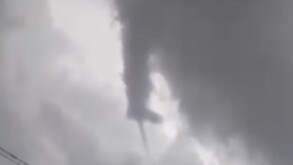 Los habitantes de Chimalhuacán grabaron el momento en que el mini tornado causa afectación en la zona