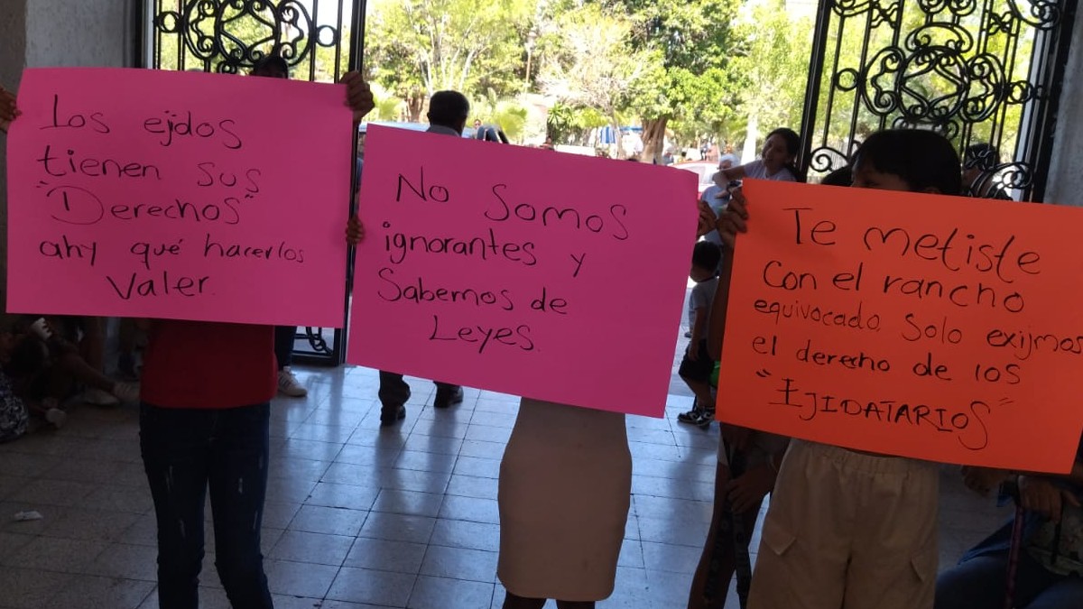 Los habitantes del ejido Mayran, municipio de San Pedro, Coahuila, se manifestaron este jueves en la Presidencia Municipal. Los habitantes del ejido Mayran, municipio de San Pedro, Coahuila, se manifestaron este jueves en la Presidencia Municipal.