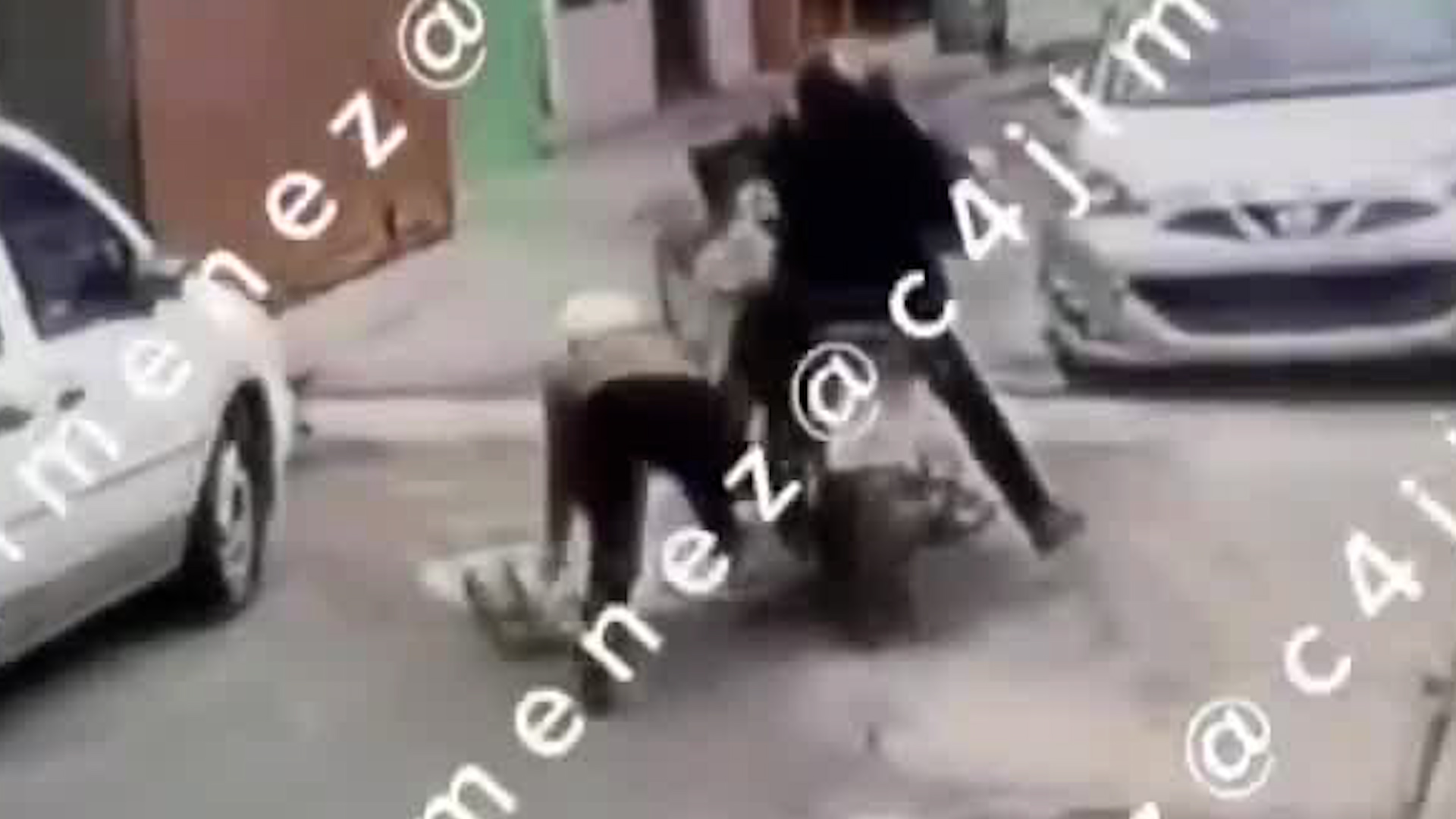 Las cámaras de vigilancia captaron el momento en que una mujer de la tercera edad fue asaltada con lujo de violencia.