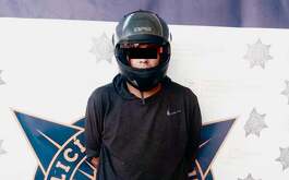 Un motociclista fue detenido por la Policía de Guadalupe, Nuevo León por el presunto robo con violencia en negocios de Apodaca.
