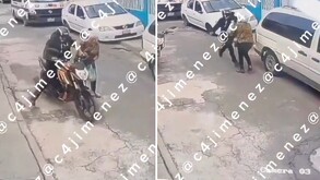 Motociclista le roba violentamente el mandado a adulta mayor en Ecatepec; la arrastró por el suelo.