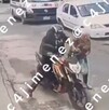 Motociclista le roba violentamente el mandado a adulta mayor en Ecatepec; la arrastró por el suelo.