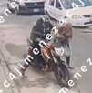 Motociclista le roba violentamente el mandado a adulta mayor en Ecatepec; la arrastró por el suelo.