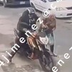 Motociclista le roba violentamente el mandado a adulta mayor en Ecatepec; la arrastró por el suelo.