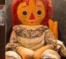 La muñeca Annabelle, un ícono del terror paranormal, vuelve a ser tema de conversación en el ámbito internacional por el reciente deceso de su cuidador.