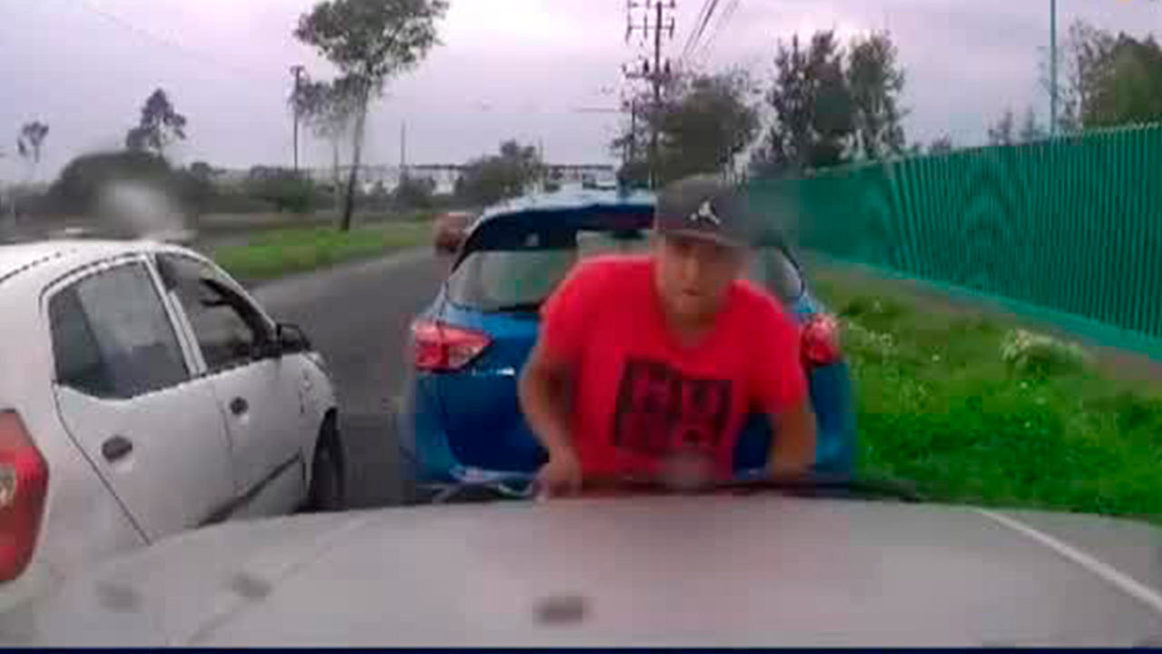 El hombre llevaba herramientas para abrir los cofres de los vehículos cuando se percato de la cámara y huyó del lugar en automóvil.
