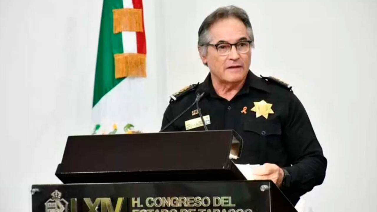 Hernán Bermúdez Requena, exsecretario de Seguridad de Tabasco, huyó del país desde enero y es buscado por la Interpol mediante ficha roja.