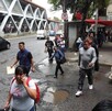 Estudio revela que salsas de puestos callejeros del Metro CdMx contienen bacterias fecales