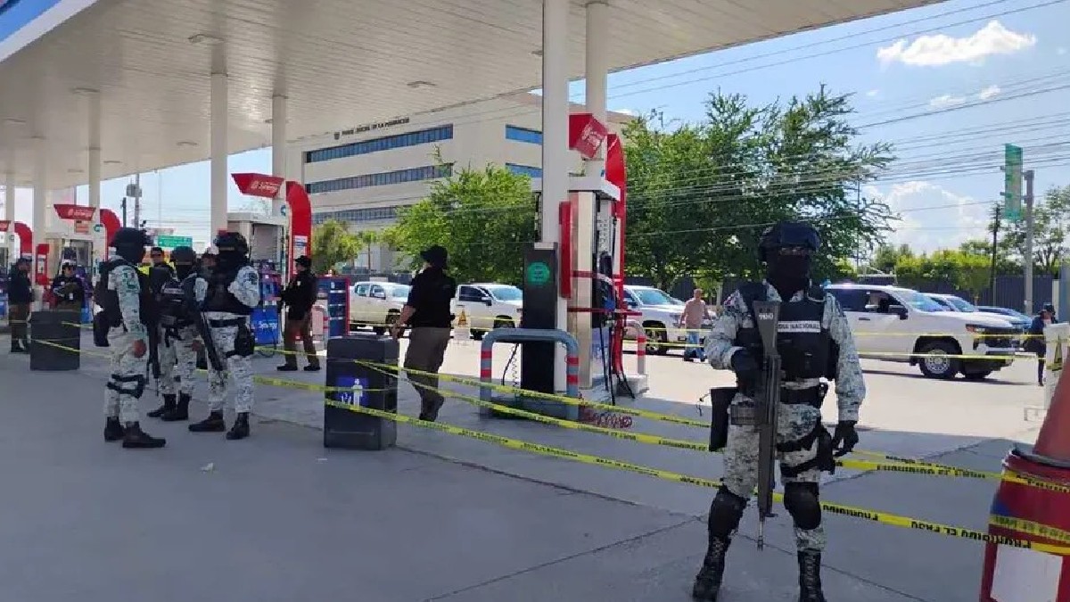 Una gasolinera ubicada al norte de Torreón fue clausurada con una robusta intervención federal este 17 de julio de 2025. Una gasolinera ubicada al norte de Torreón fue clausurada con una robusta intervención federal este 17 de julio de 2025.