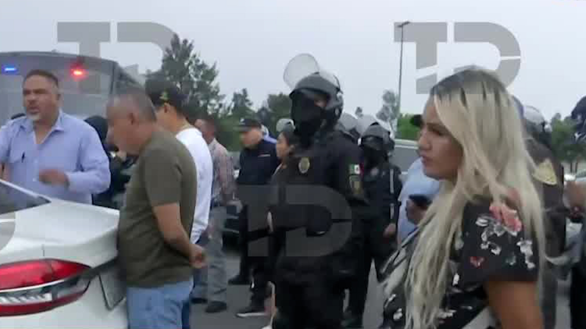 Un grupo de supuestos estafadores se encontraban invitando a los transeúntes a participar en juegos de azar.