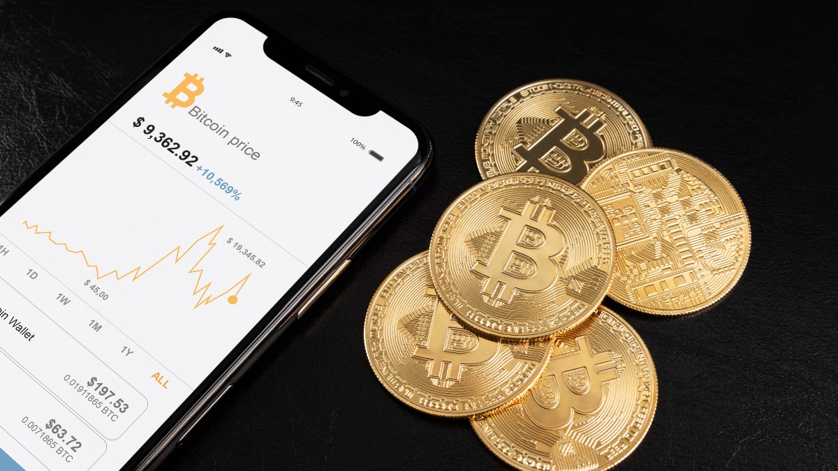 Hombres intentan comprar criptomonedas valuadas en 3 mdp con billetes falsos en Santa Fe y los detienen.