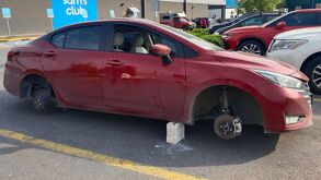 En Puebla, robaron 14 llantas en un día, 8 de ellas en plaza San Diego. Víctimas pagaron estacionamiento, pero sus autos quedaron inutilizados.
