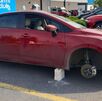 En Puebla, robaron 14 llantas en un día, 8 de ellas en plaza San Diego. Víctimas pagaron estacionamiento, pero sus autos quedaron inutilizados.