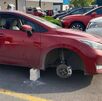 En Puebla, robaron 14 llantas en un día, 8 de ellas en plaza San Diego. Víctimas pagaron estacionamiento, pero sus autos quedaron inutilizados. En Puebla, robaron 14 llantas en un día, 8 de ellas en plaza San Diego. Víctimas pagaron estacionamiento, pero sus autos quedaron inutilizados.