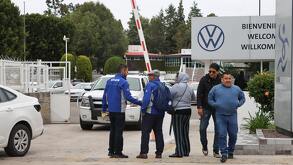 trabajadores de la planta de volkswagen en puebla saliendo de trabajar