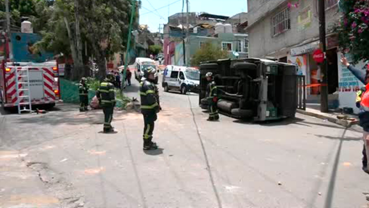Una unidad de transporte público volcó en la colonia El Manto de la alcaldía Iztapalapa, Ciudad de México. Una persona resultó lesionada.