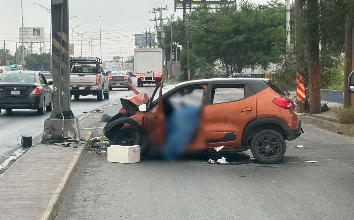 El conductor de un automóvil murió luego de chocar el vehículo contra un señalamiento en la carretera Monterrey-Nuevo Laredo, en Escobedo, Nuevo León.