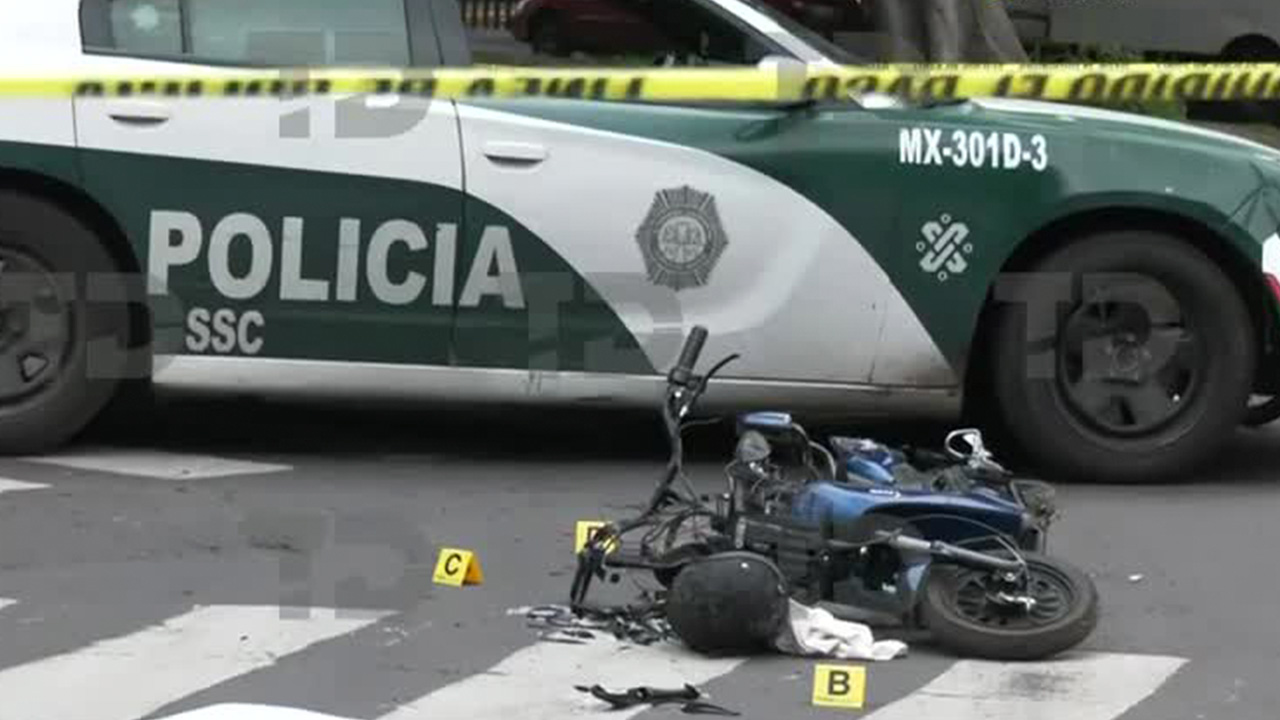 De acuerdo con testigos, el hombre iba a abordo de una bicicleta eléctrica cuando un conductor de camión lo arroyó en el cruce de la colonia El Rosario.